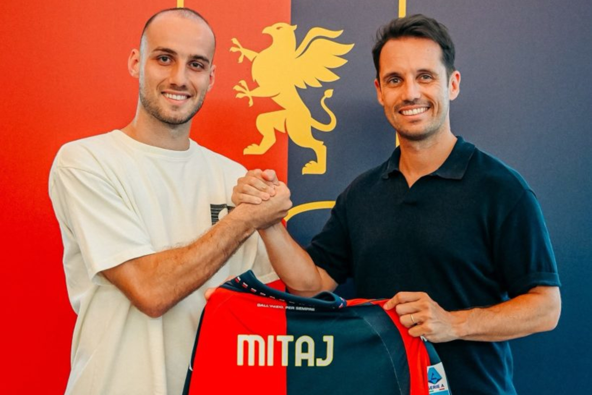 Mario Mitaj poses with Genoa director of football Diego Lopez (genoacfc.it)