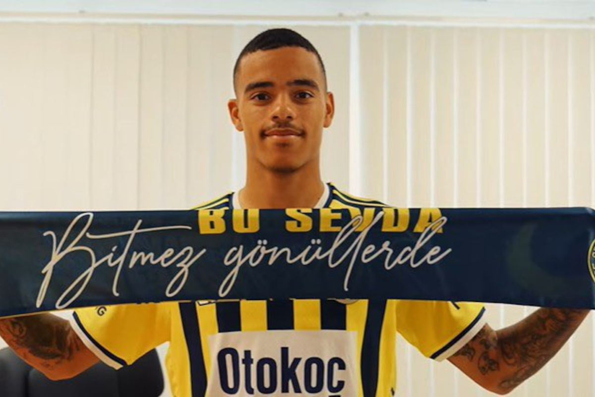 Mason Greenwood posa com um lenço no Fenerbahçe após sua transferência do Olympique de Marselha