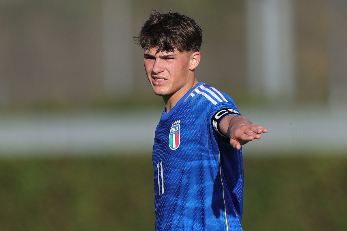 FLORENÇA, ITÁLIA - 13 DE FEVEREIRO: Mattia Mosconi da Itália U17 gesticula durante o amistoso internacional entre Itália U17 e França U17 no Centro Tecnico Federale di Coverciano em 13 de fevereiro de 2024 em Florença, Itália. (Foto de Gabriel Multinti/Getty Images)