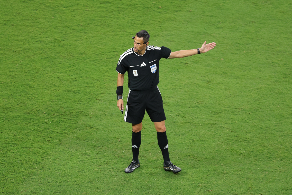 ZAPOPAN, MÉXICO - 23 DE JUNHO: O árbitro Maurizio Mariani gesticula durante a partida do Grupo K da Copa do Mundo FIFA 2026 entre Colômbia e RD Congo no Estádio de Guadalajara em 23 de junho de 2026 em Zapopan, México. (Foto de Luke Hales/Getty Images)