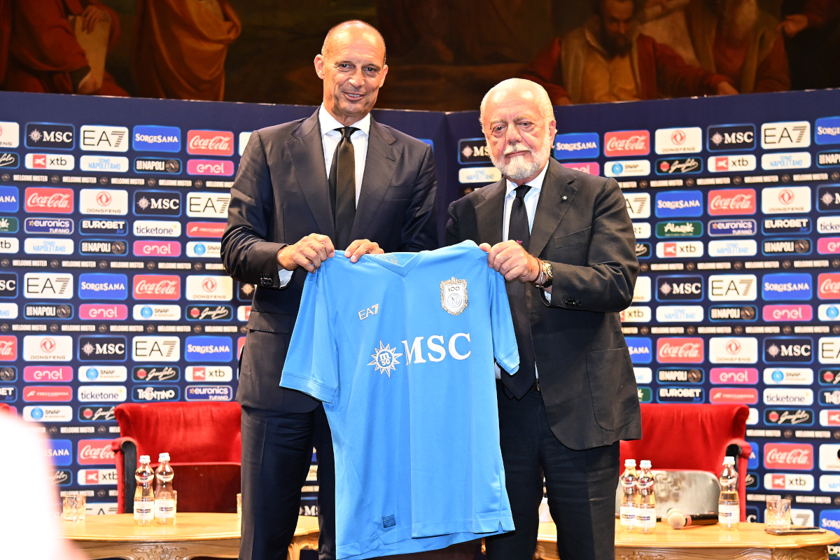 NÁPOLES, ITÁLIA - 14 DE JULHO: Massimiliano Allegri com o novo técnico do SSC Napoli Aurelio De Laurentiis O presidente do SSC Napoli, Massimiliano Allegri, é apresentado como o novo técnico do SSC Napoli no Teatro di San Carlo em 14 de julho de 2026 em Nápoles, Itália. (Foto de Francesco Pecoraro/Getty Images)