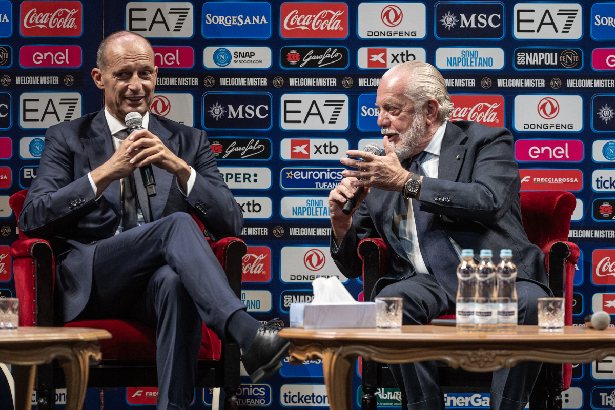 NÁPOLES, ITÁLIA - 14 DE JULHO: O novo técnico do SSC Napoli, Massimiliano Allegri e Aurelio De Laurentiis como presidente do SSC Napoli, Massimiliano Allegri, é apresentado como o novo técnico do SSC Napoli no Teatro di San Carlo em 14 de julho de 2026 em Nápoles, Itália. (Foto de Francesco Pecoraro/Getty Images)