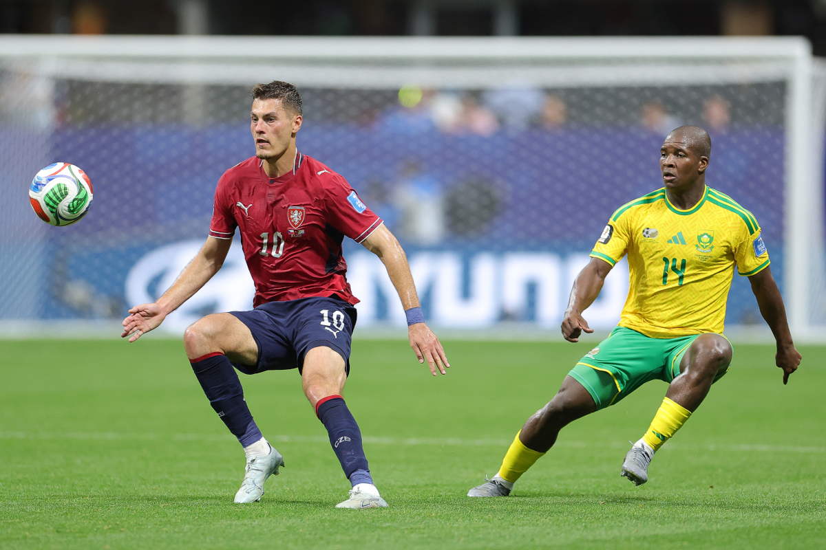 ATLANTA, GEÓRGIA - 18 DE JUNHO: Patrik Schick nº 10 da Tcheca controla a bola contra Mbekejeli Mbokazi nº 14 da África do Sul durante a partida do Grupo A da Copa do Mundo FIFA 2026 entre Tcheca e África do Sul em 18 de junho de 2026 no Atlanta Stadium em Atlanta, Geórgia. (Foto de Alex Schlitz/Getty Images)