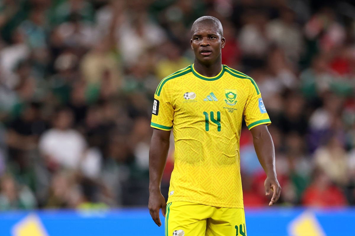 GUADALUPE, MÉXICO - 24 DE JUNHO: Mbekejeli Mbokazi # 14 da África do Sul observa durante a partida do Grupo A da Copa do Mundo FIFA 2026 entre a África do Sul e a República da Coreia no Estádio de Monterrey em 24 de junho de 2026 em Guadalupe, México. (Foto de Luke Hales/FIFA via Getty Images)
