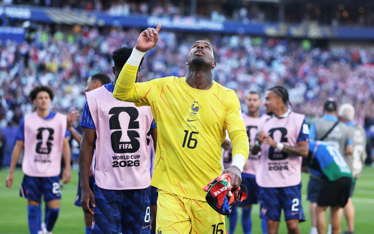 FILADÉLFIA, PENSILVÂNIA - 04 DE JULHO: Mike Magnan nº 16 da França comemora após uma vitória por 1 a 0 durante a partida das oitavas de final da Copa do Mundo FIFA 2026 entre Paraguai e França em 04 de julho de 2026 no Philadelphia Stadium, em Filadélfia, Pensilvânia. (Foto de Buda Mendes/Getty Images)