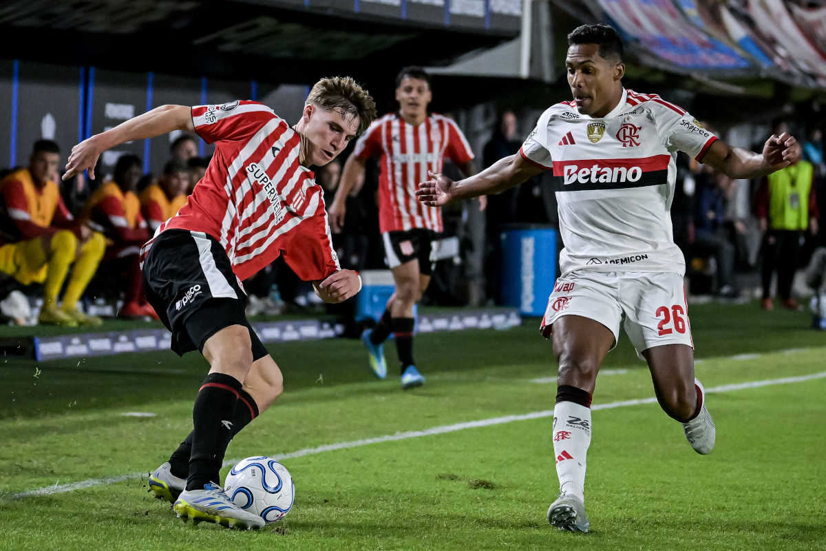 LA PLATA, ARGENTINA - 29 DE ABRIL: Mikel Amondarine, do Estudiantes La Plata, dribla Alex Sandro, do Flamengo, durante a partida do Grupo A da Copa Conmable Libertadores 2026 entre Estudiantes e Flamengo, no Estádio Jorge Luis Hirschi, em 29 de abril de 2020, no Flamengo. (Foto de Marcelo Endelli/Getty Images)