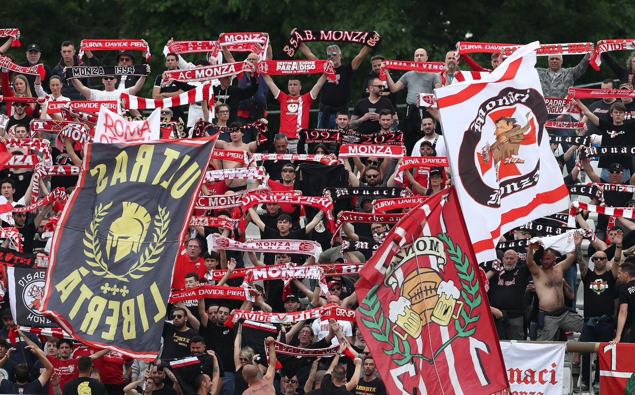 MONZA, ITÁLIA - 04 DE MAIO: Os torcedores do AC Monza mostram seu apoio durante a partida da Série A entre AC Monza e Atlanta BC no U-Power Stadium em 04 de maio de 2025 em Monza, Itália. (Foto de Marco Luzani/Getty Images)