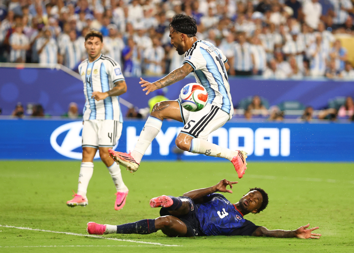 MIAMI GARDENS, FLÓRIDA - 03 DE JULHO: Nico Gonzalez # 15 da Argentina é abordado por Dini Borges # 3 de Cabo Verde durante a partida das oitavas de final da Copa do Mundo FIFA 2026 entre Argentina e Cabo Verde em 03 de julho de 2026 no Miami Stadium, na Flórida, Flórida. (Foto de Robert Cianflone/Getty Images)