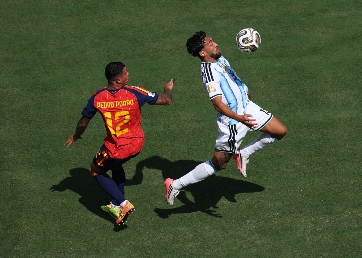 EAST RUTHERFORD, NOVA JERSEY - 19 DE JULHO: Nico Gonzalez # 15 da Argentina controla a bola contra Pedro Porro # 12 da Espanha durante a partida final da Copa do Mundo FIFA 2026 entre Espanha e Argentina no New York New Jersey Stadium em 19 de julho de 2062 em East Rutherford, Nova York. (Foto de Kevin C. Cox/Getty Images)