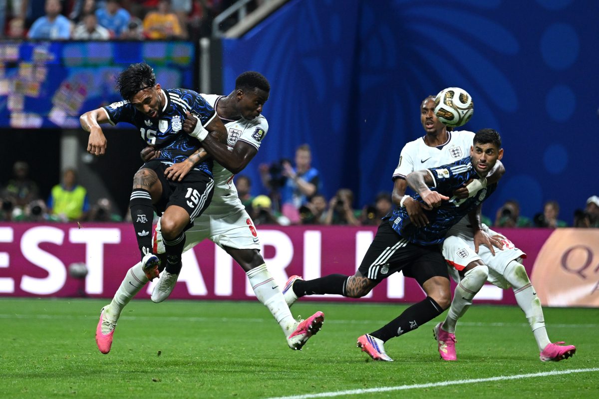 ATLANTA, GEÓRGIA - 15 DE JULHO: Nico Gonzalez nº 15 da Argentina tenta uma cabeçada contra Mark Guihy nº 6 da Inglaterra durante a partida semifinal da Copa do Mundo FIFA 2026 entre Inglaterra e Argentina no Atlanta Stadium em 15 de julho de 2026 em Atlanta, Geórgia. (Foto de Sean Botterill/Getty Images)