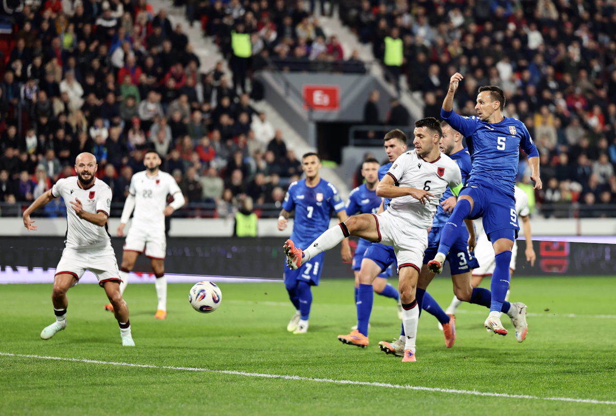 BELGRADO, SÉRVIA - 11 DE OUTUBRO: Ognjen Ugresic da Sérvia ultrapassa Arlind Azeti da Albânia durante a partida de qualificação para a Copa do Mundo FIFA 2026 entre Sérvia e Albânia em 11 de outubro de 2025 em Belgrado, Sérvia. (Foto de Srdjan Stevanovic/Getty Images)
