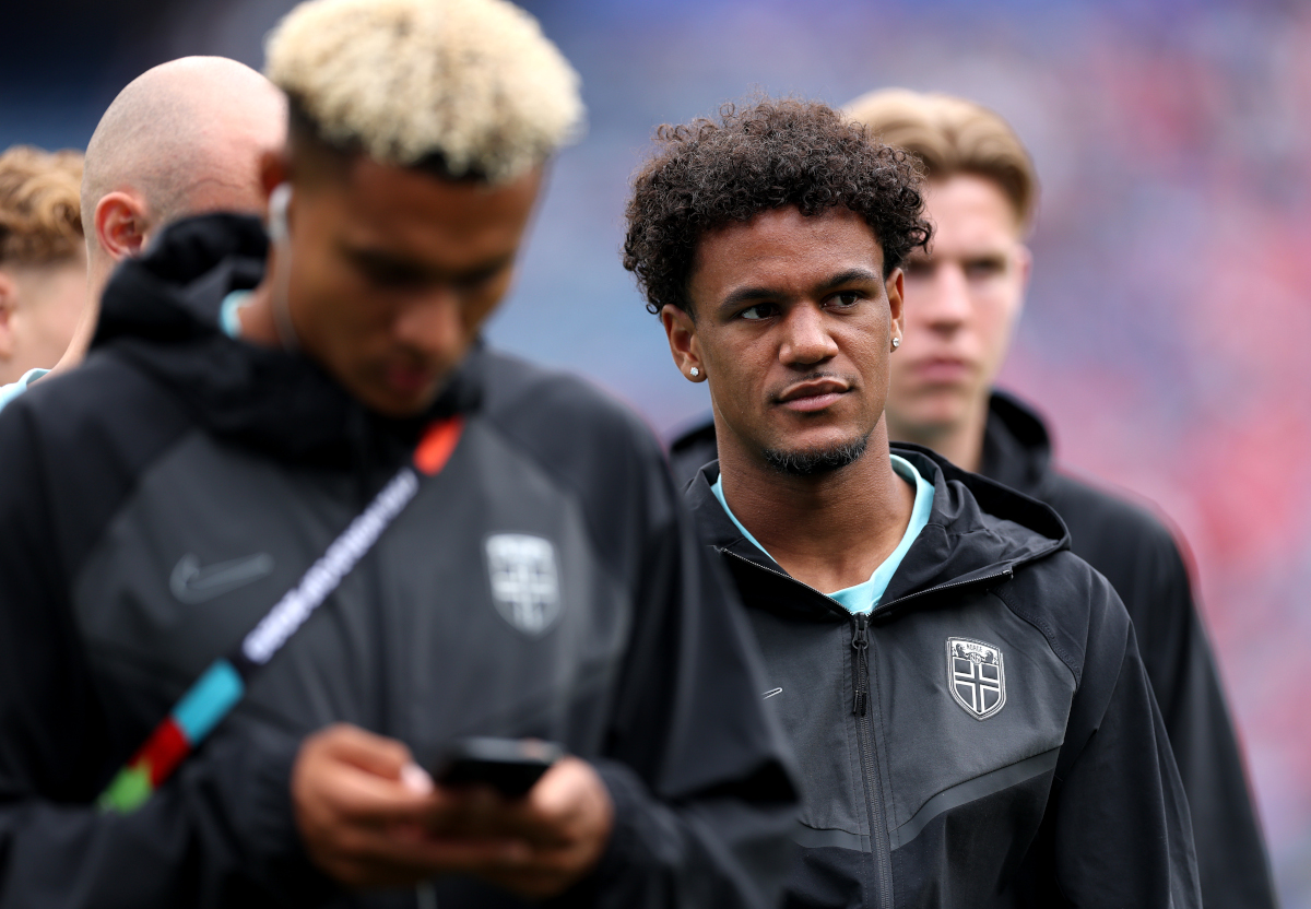 FOXBORO, MASSACHUSETTS - 26 DE JUNHO: Oscar Bob nº 22 da Noruega inspeciona o campo antes da partida do Grupo I da Copa do Mundo FIFA 2026 entre Noruega e França em 26 de junho de 2026 no Boston Stadium em Foxboro, Massachusetts. (Foto de Justin Setterfield/Getty Images)