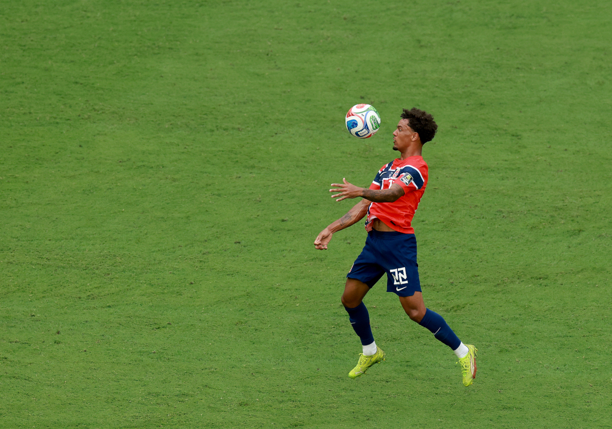 MIAMI GARDENS, FLÓRIDA - 11 DE JULHO: Oscar Bob nº 22 da Noruega controla a bola durante a partida das quartas de final da Copa do Mundo FIFA 2026 entre Noruega e Inglaterra em 11 de julho de 2026 em Miami Gardens, Flórida. (Foto de Elsa/Getty Images)