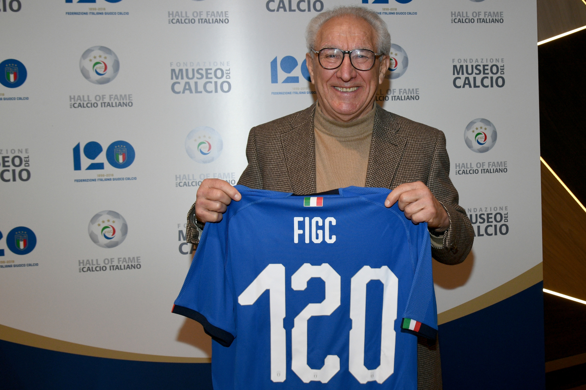 FLORENÇA, ITÁLIA - 09 DE ABRIL: Osvaldo Bagnoli posa para uma foto durante o Hall da Fama da Federação Italiana de Futebol em 9 de abril de 2018 em Florença, Itália. (Foto de Cláudio Villa/Getty Images)