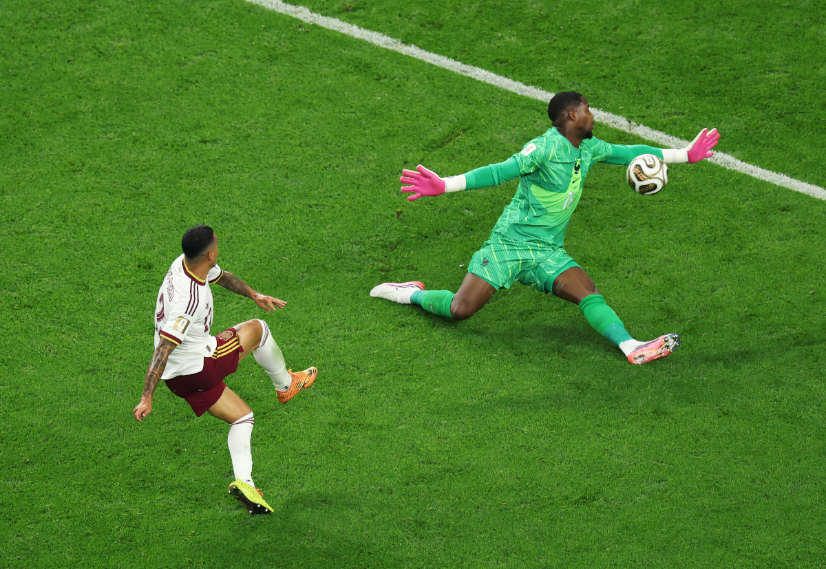 ARLINGTON, TEXAS - 14 DE JULHO: Pedro Porro nº 12 da Espanha marca o segundo gol de seu time contra Mike Maignan nº 16 da França durante a partida da semifinal da Copa do Mundo FIFA 2026 entre França e Espanha no Dallas Stadium em 14 de julho de 2026 em Arlington, Texas. (Foto de Kevin C. Cox/Getty Images)