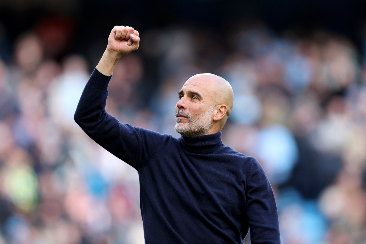 MANCHESTER, INGLATERRA - 19 DE ABRIL: O técnico do Manchester City, Pep Guardiola, agradece aos fãs após a partida da Premier League entre Manchester City e Arsenal no Etihad Stadium em 19 de abril de 2026 em Manchester, Inglaterra. (Foto de Michael Regan/Getty Images)