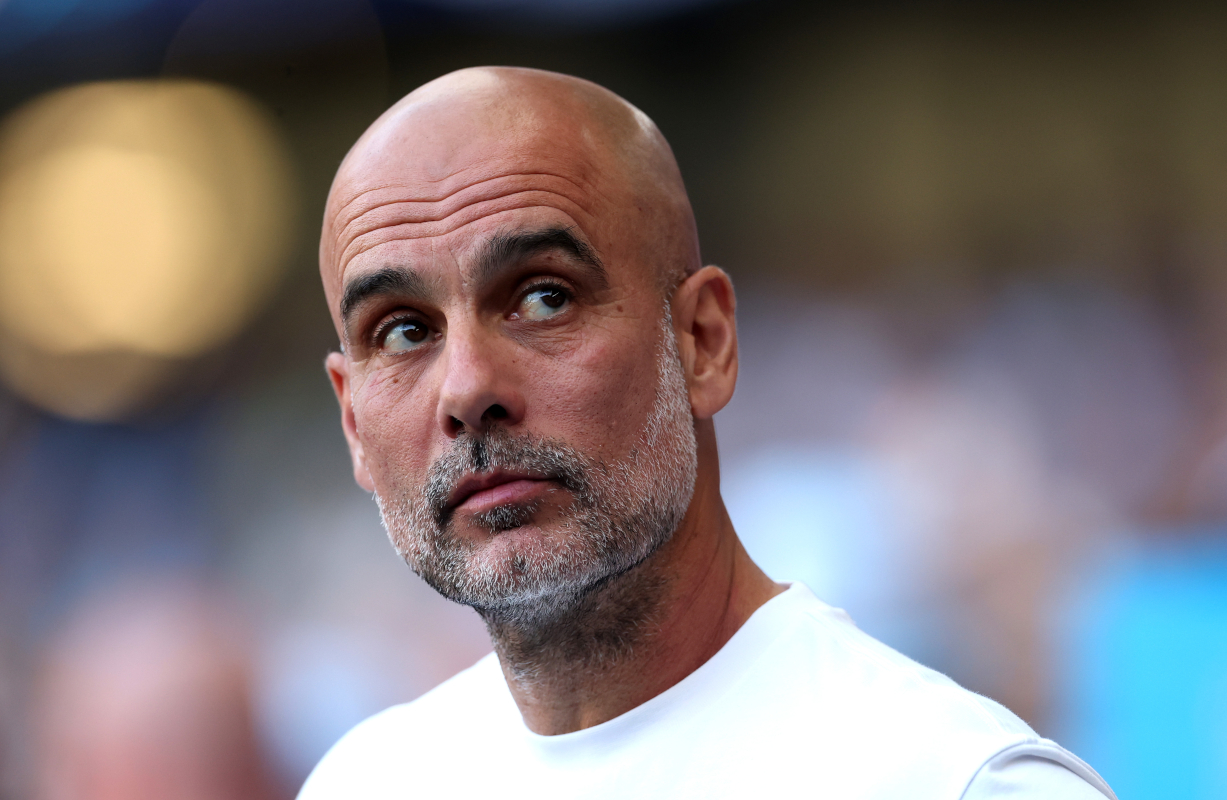 MANCHESTER, INGLATERRA - 24 DE MAIO: O técnico do Manchester City, Pep Guardiola, reage quando uma montagem de seu tempo no Manchester City é reproduzida em telas de LED dentro do estádio após a partida da Premier League entre Manchester City e Aston Villa no Etihad Stadium em 24 de maio de 2026 em Manchester, Inglaterra. (Foto de Carl Racine/Getty Images)