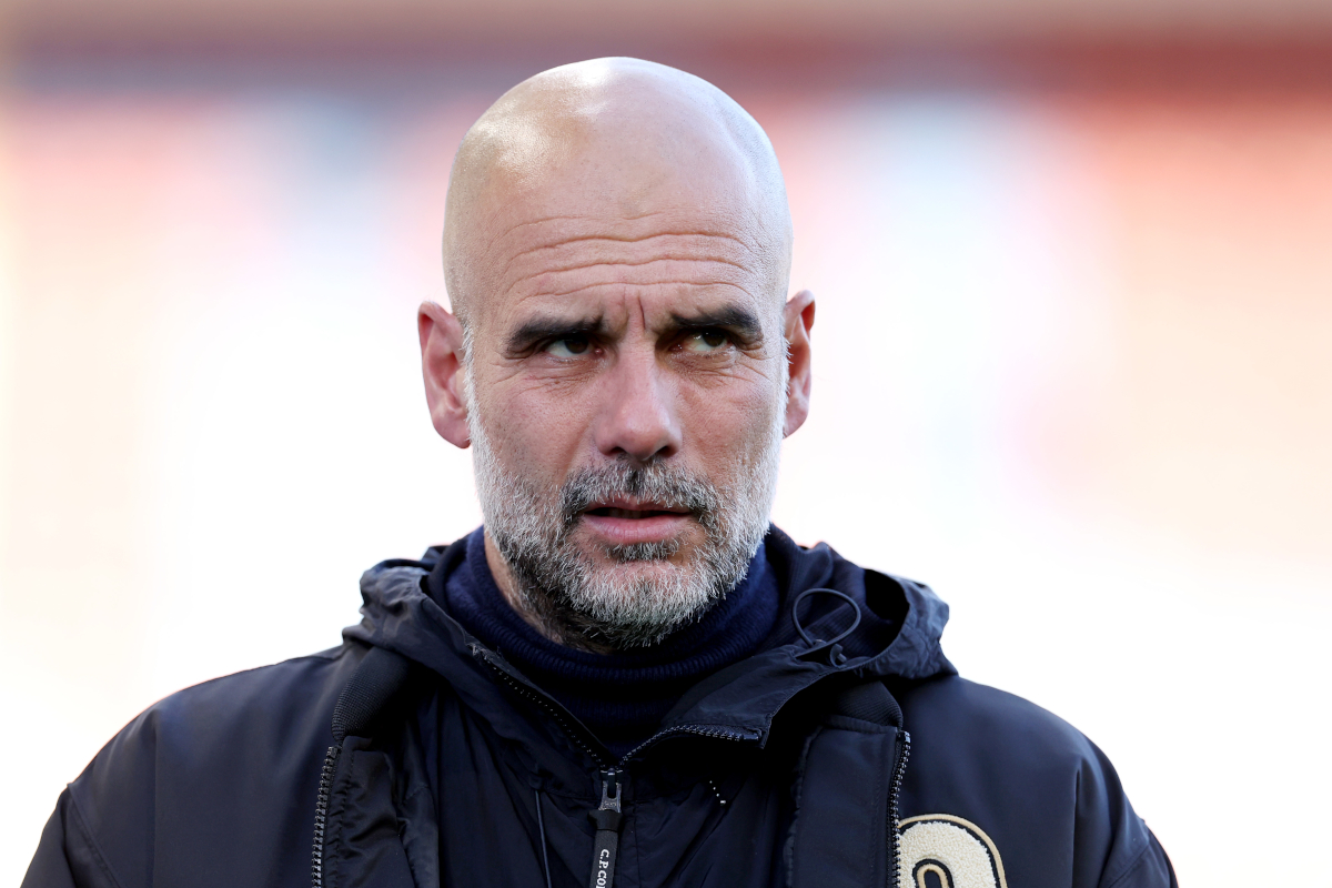 BURNLEY, INGLATERRA - 22 DE ABRIL: O técnico do Manchester City, Pep Guardiola, chega ao estádio antes da partida da Premier League entre Burnley e Manchester City em Turf Moor em 22 de abril de 2026 em Burnley, Inglaterra. (Foto de Alex Livesey/Getty Images)