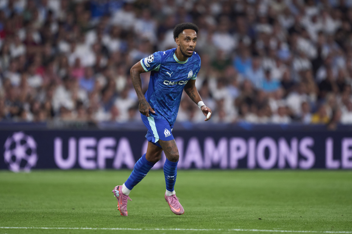 MADRID, ESPANHA - 16 DE SETEMBRO: Pierre-Emerick Aubameyang do Olympique de Marseille assiste durante a partida da Fase MD1 da Liga dos Campeões da UEFA 2025/26 entre Real Madrid CF e Olympique de Marseille em Madrid 205, Spadrin 120 Estadio Santiago Bernabeu. (Foto de Mateo Villalba Sanchez/Getty Images)