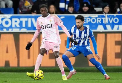 VITORIA-GASTEIZ, SPAIN - JANUARY 04: Rahim Alhassane of Real Oviedo is challenged by Calebe of Deportivo Alaves during the LaLiga EA Sports match between Deportivo Alaves and Real Oviedo at Estadio de Mendizorroza on January 04, 2026 in Vitoria-Gasteiz, Spain. (Photo by Juan Manuel Serrano Arce/Getty Images)