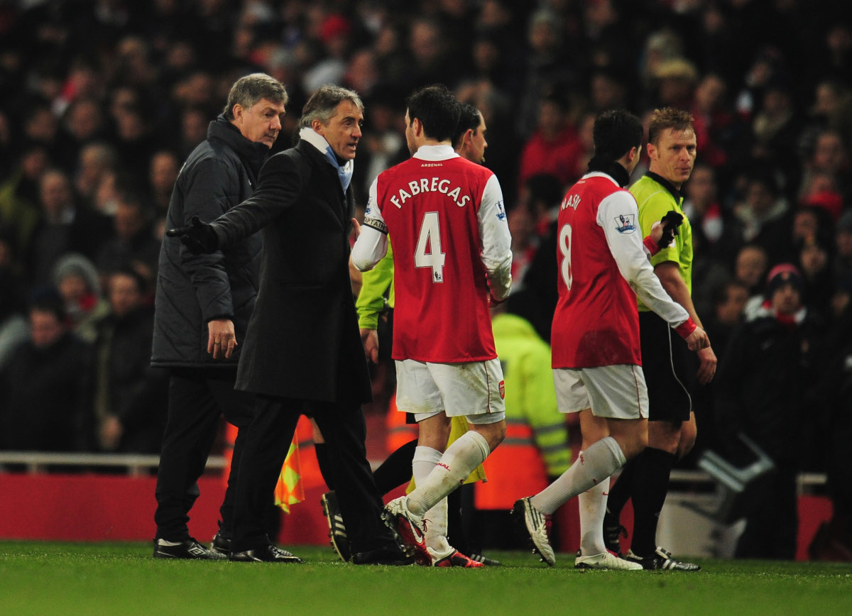 LONDRES, INGLATERRA - 05 DE JANEIRO: O técnico do Manchester City, Roberto Mancini, conversa com Cesc Fabregas, do Arsenal, após a partida da Barclays Premier League entre Arsenal e Manchester City em 5 de janeiro de 2011, no Emirates Stadium. (Foto de Sean Botterill/Getty Images)