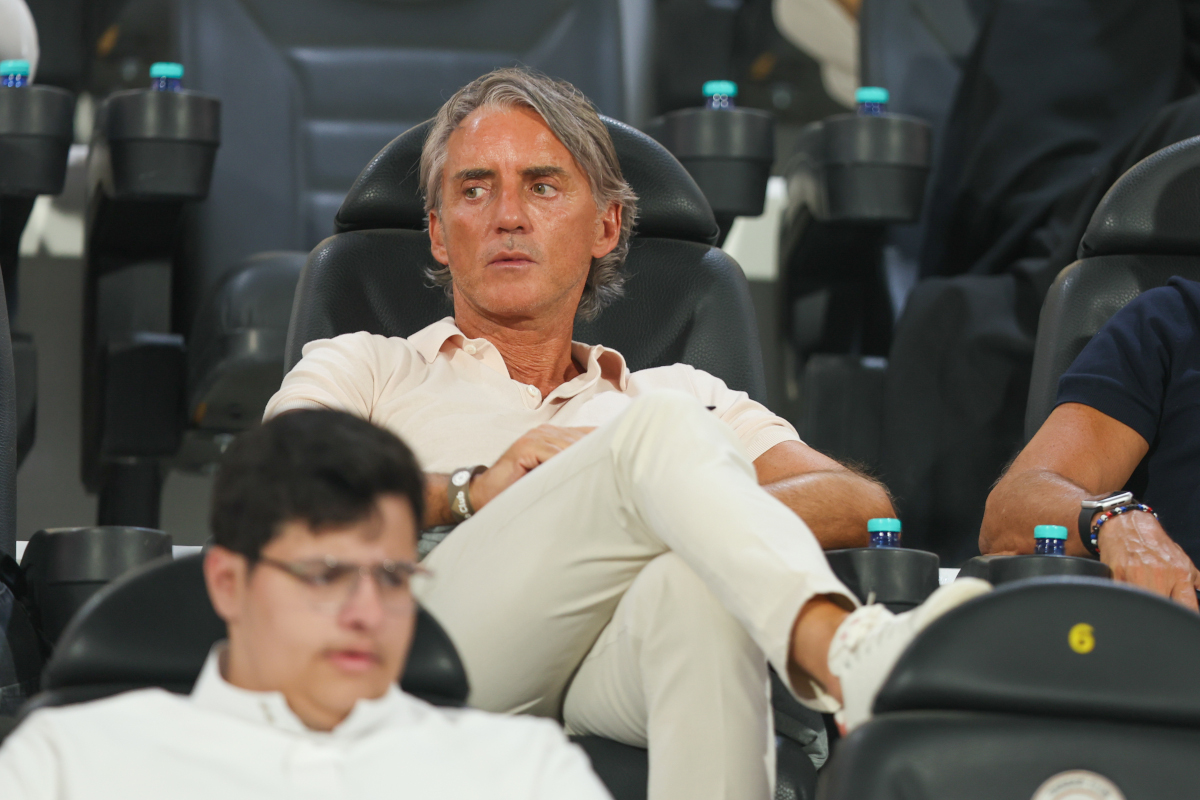 RIAD, ARÁBIA SAUDITA - 24 DE AGOSTO: O técnico da seleção da nação saudita, Roberto Mancini, observa durante a partida da Saudi Pro League entre Al-Shabaab e Al Ittefaq no Al-Shabaab Club Stadium em 24 de agosto de 2024 em Riad, Arábia Saudita. (Foto de Yasir Bakhsh/Getty Images)