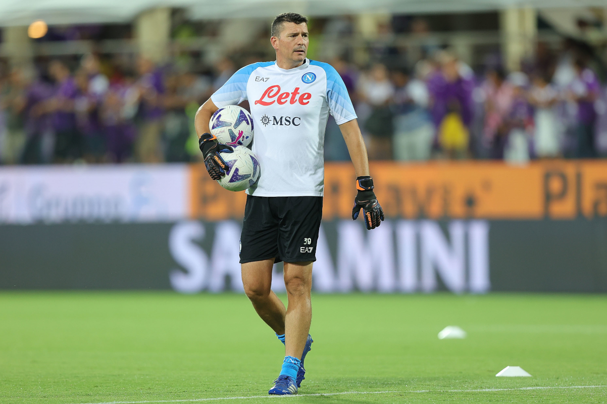 FLORENÇA, ITÁLIA - 28 DE AGOSTO: Alejandro Rosalen Lopez treinador de goleiros SSC Napoli durante a partida da Série A entre ACF Fiorentina e SSC Napoli no Stadio Artemio Franchi em 28 de agosto de 2022 em Florença, Itália. (Foto de Gabriel Mulanti/Getty Images)