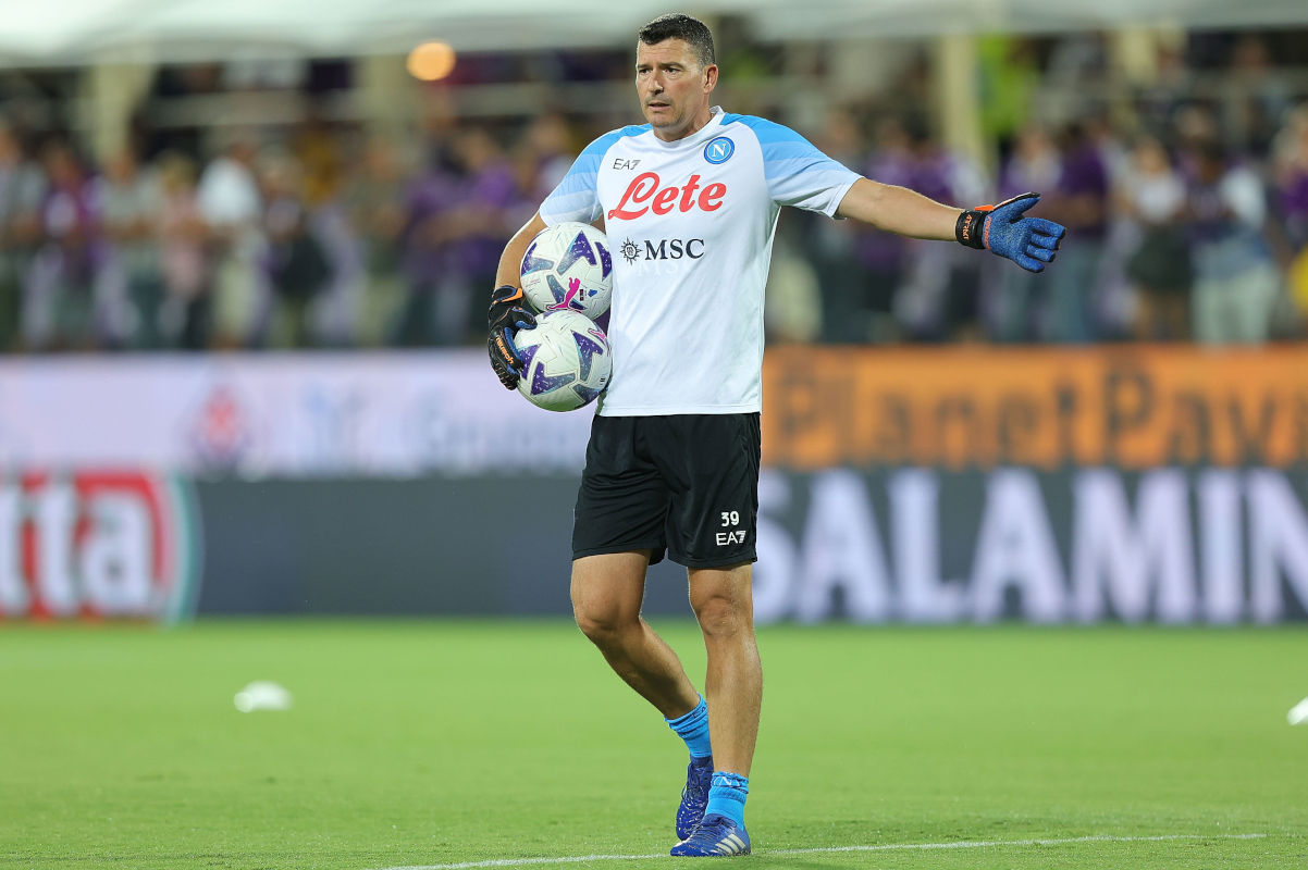 FLORENÇA, ITÁLIA - 28 DE AGOSTO: Alejandro Rosalen Lopez treinador de goleiros SSC Napoli durante a partida da Série A entre ACF Fiorentina e SSC Napoli no Stadio Artemio Franchi em 28 de agosto de 2022 em Florença, Itália. (Foto de Gabriel Mulanti/Getty Images)