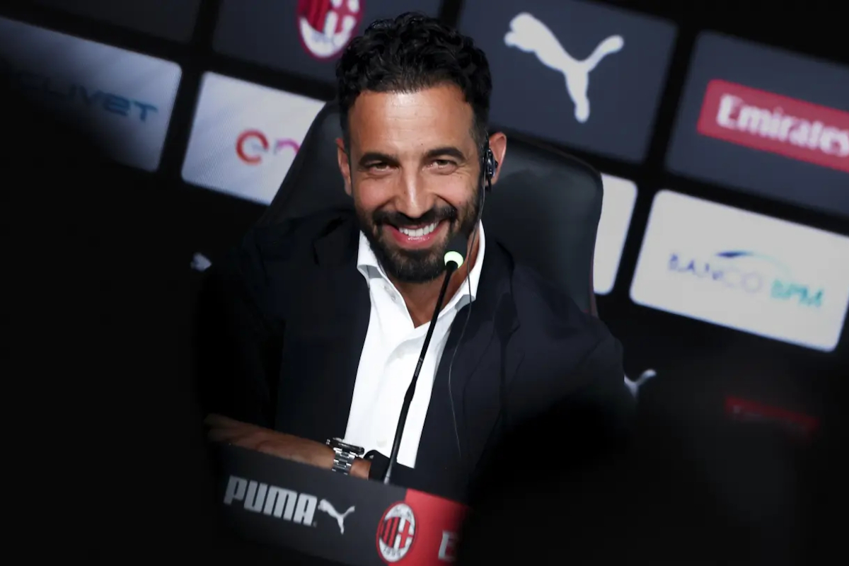 Ruben Amorim sorri na sua primeira conferência de imprensa em Milão (acmilan.com)