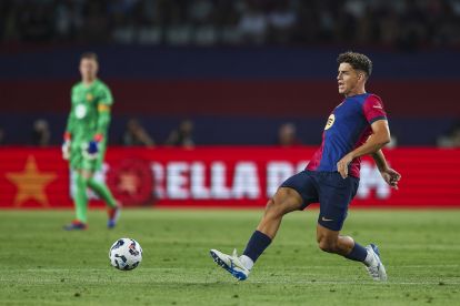BARCELONA, SPAIN - AUGUST 12: Sergi Dominguez of FC Barcelona run with the ball during the Joan Gamper Trophy match between FC Barcelona and AS Monaco at Estadi Olimpic Lluis Companys on August 12, 2024 in Barcelona, Spain. (Photo by Eric Alonso/Getty Images)