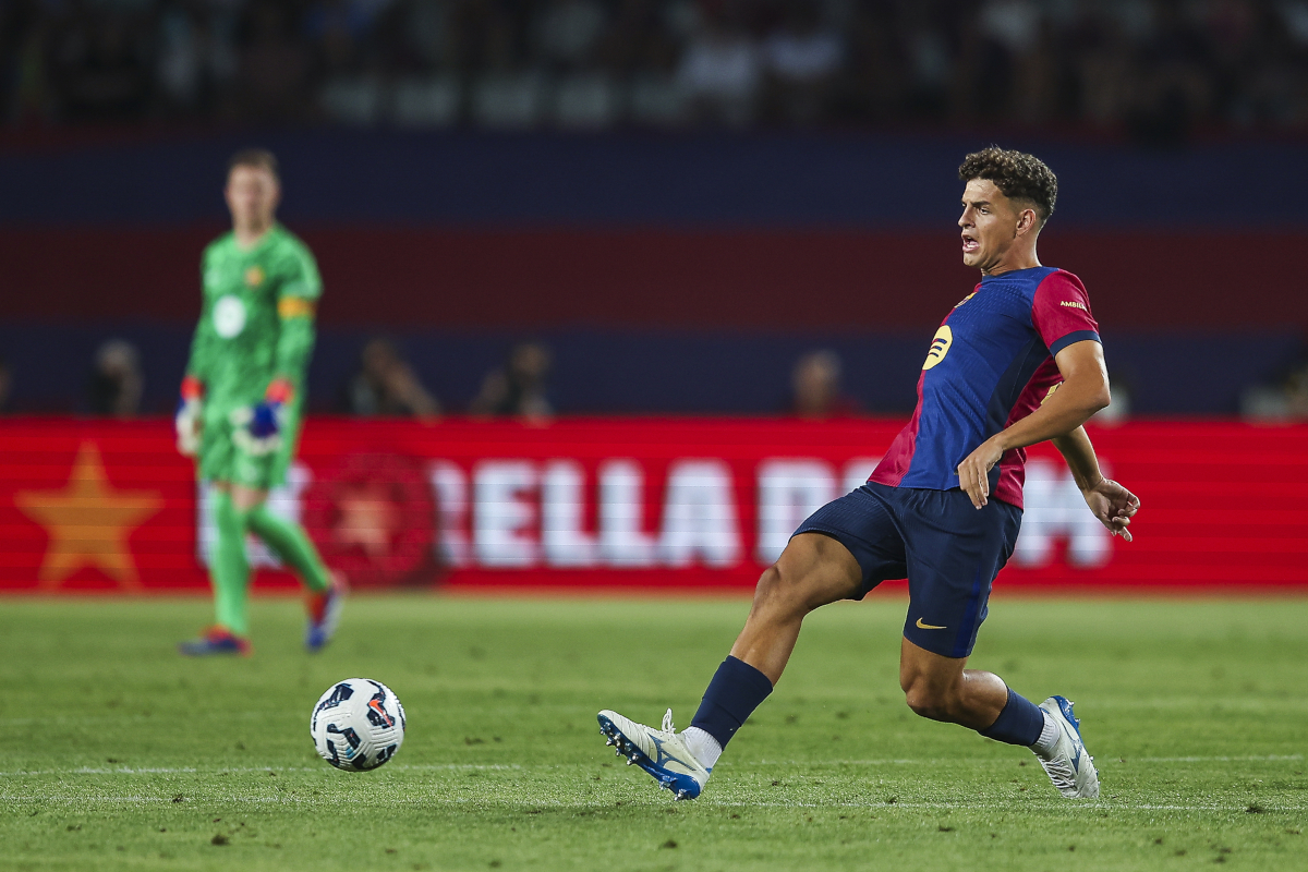 BARCELONA, ESPANHA - 12 DE AGOSTO: Sergi Dominguez do FC Barcelona corre com a bola durante a partida do Troféu Joan Gamper entre FC Barcelona e AS Monaco no Estádio Olímpico Luis Compensa em 12 de agosto de 2024 em Barcelona, Espanha. (Foto de Eric Alonso/Getty Images)