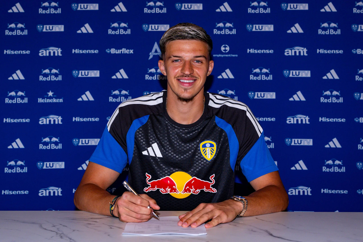 Tarik Muharemovic chega ao Leeds United vindo do Sassuolo (leedsunited.com)