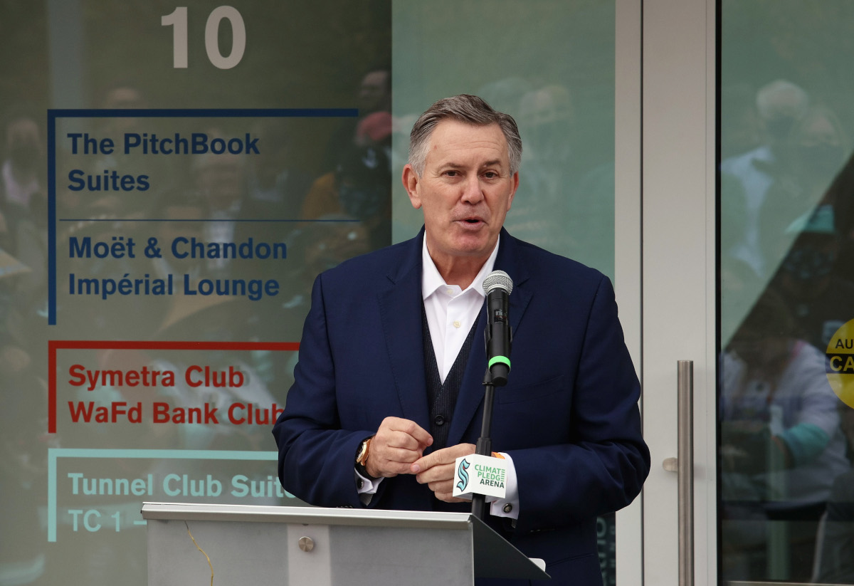 SEATTLE, WASHINGTON - 22 DE OUTUBRO: Tim Leiwek fala no corte oficial da fita antes da noite de abertura de amanhã do Seattle Kraken, a mais nova franquia de hóquei da NHL, na Climate Promise Arena em 22 de outubro de 2021 em Seattle, Washington. (Foto de Bruce Bennett/Getty Images)