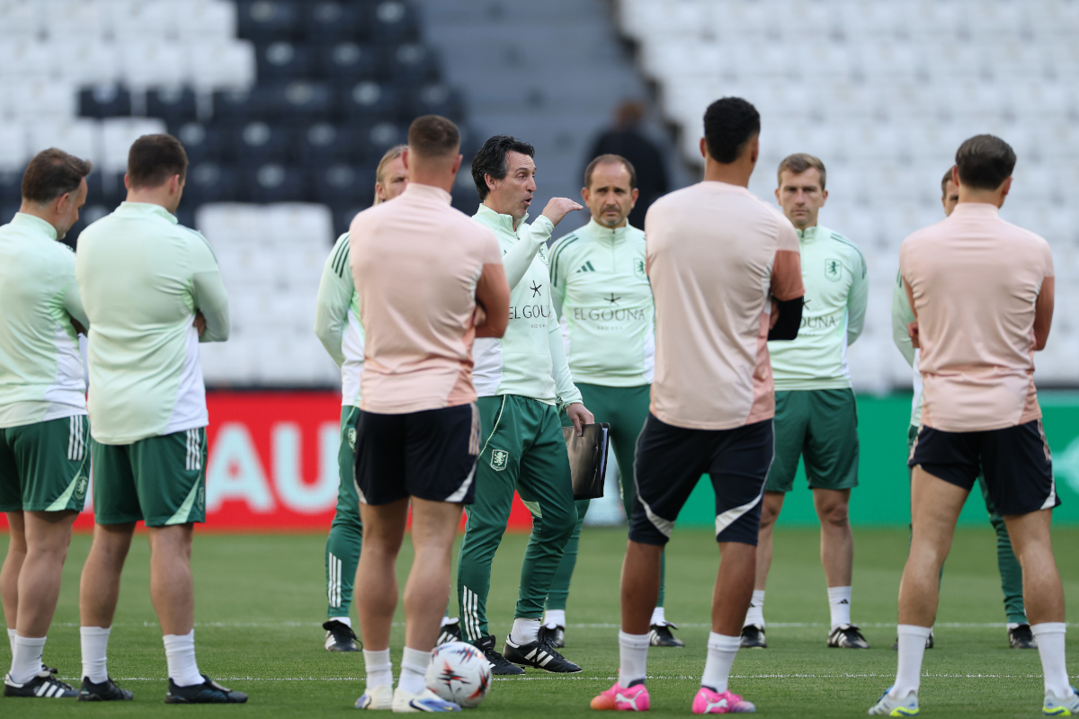 ISTAMBUL, TURQUIA - 19 DE MAIO: O técnico do Aston Villa, Unai Emery, fala com a equipe um dia antes da final da UEFA Europa League 2026 entre SC Freiburg e Aston Villa no Besiktas Park em 19 de maio de 2026 em Istambul, Turquia. (Foto de Stu Forster/Getty Images)