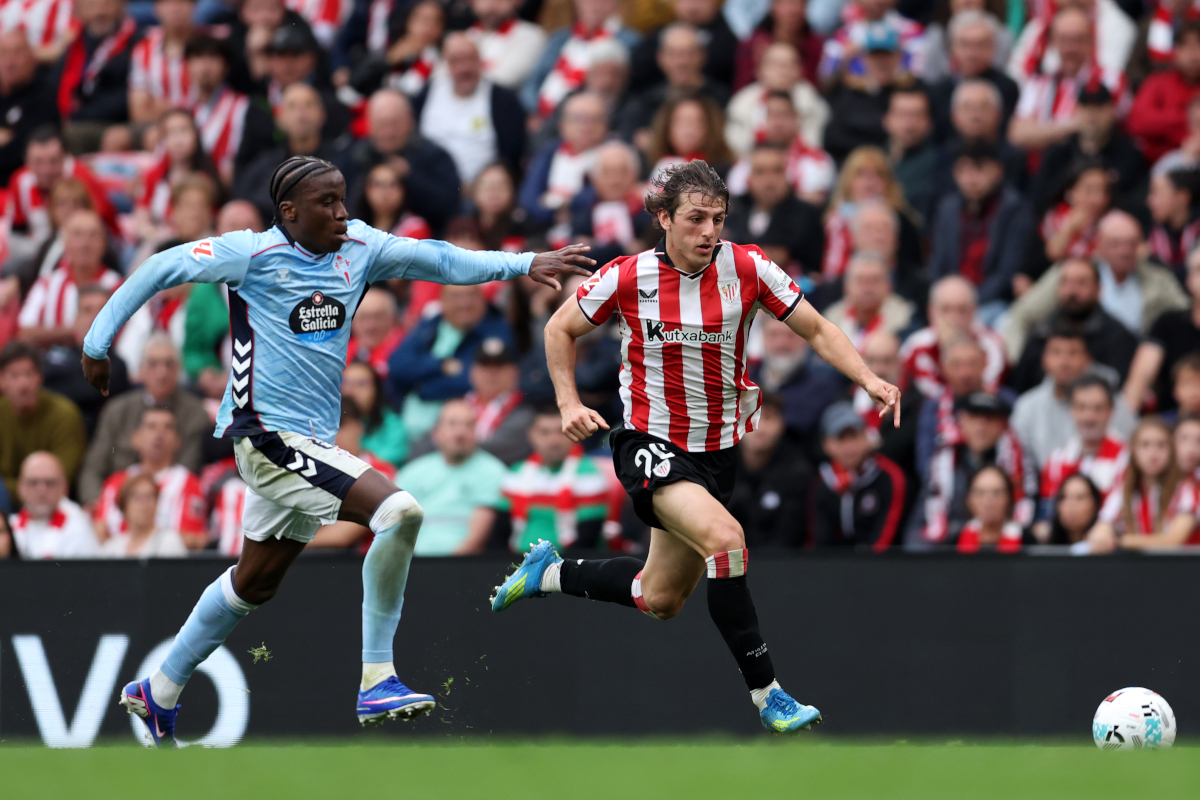 BILBAO, ESPANHA - 17 DE MAIO: Unai Gomez do Athletic Club é desafiado por Ilaix Moriba do Celta Vigo durante a partida esportiva La Liga EA entre Athletic Club e RC Celta de Vigo no Estadio de San Mames em 17 de maio de 2026 em Bilbao, Espanha. (Foto de Ion Alcoba Beitia/Getty Images)