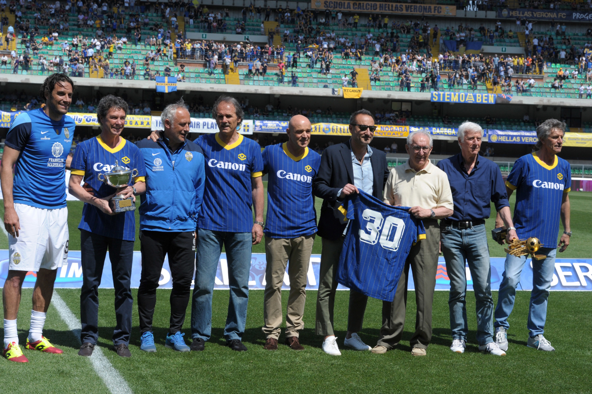 VERONA, ITÁLIA - 17 DE MAIO: Luca Toni (1º L) Andrea Mandorlini (3º L) Maurizio Setti, presidente do Hellas Verona (S), com Osvaldo Bagnoli, técnico do Verona 1984/1985 e jogadores do Verona por trinta anos no Campeonato Celebrella AFC e Verona ABC antes da partida entre o Campeonato Celebrella AFC e Verona ABC em Verona, Itália, em 17 de maio de 2015, no Stadio Marc'Antonio Bentegodi. (Foto de Dino Panato/Getty Images)