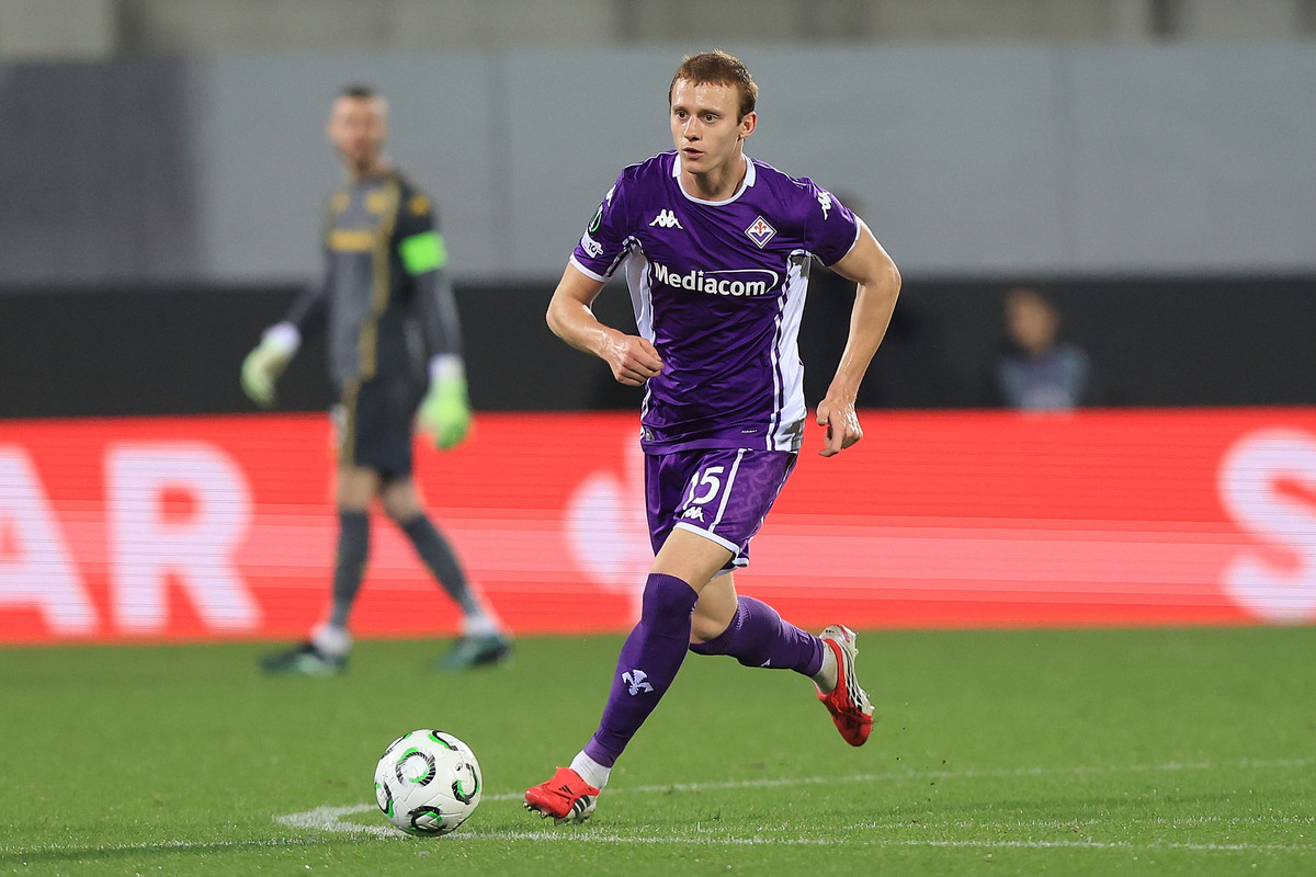 FLORENÇA, ITÁLIA - 26 DE FEVEREIRO: Pietro Comuzzo da ACF Fiorentina durante a partida de segunda mão do Play-off Knockout da UEFA Conference League 2025/26 entre ACF Fiorentina e Jagiellonia Bialystok no Stadio Artemio Franchi em 2020-2020 em Florença, Florença. (Foto de Gabriel Mulanti/Getty Images)