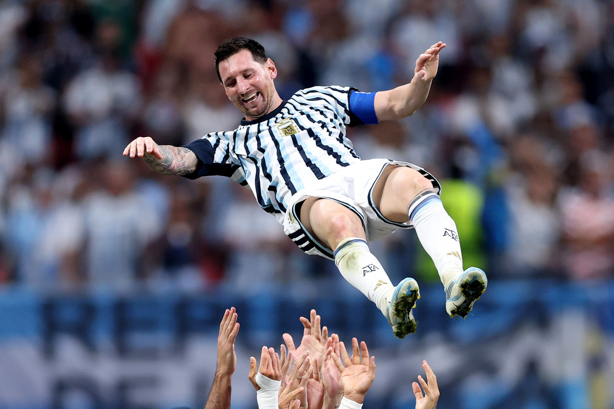 ATLANTA, GEÓRGIA - 07 DE JULHO: Lionel Messi # 10 da Argentina comemora com companheiros de equipe após uma vitória por 3-2 durante a partida das oitavas de final da Copa do Mundo FIFA 2026 entre Argentina e Egito em 07 de julho de 2026 no Atlanta Stadium, Geórgia. (Foto de Justin Setterfield/Getty Images)
