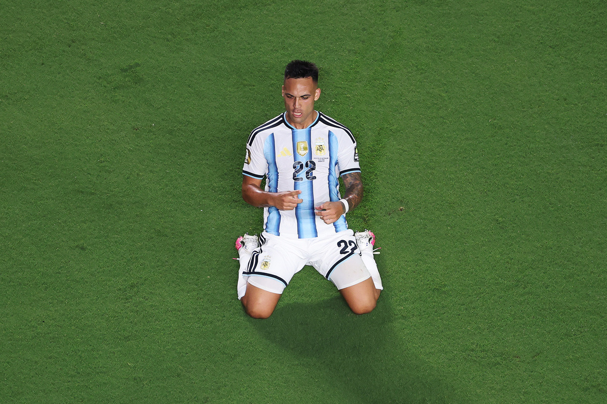 KANSAS CITY, MISSOURI - 11 DE JULHO: Lautaro Martinez nº 22 da Argentina comemora o terceiro gol de seu time no Estádio de Kansas City durante a partida das quartas de final da Copa do Mundo FIFA de 2026 entre Argentina e Suíça em 11 de julho de 2026 em Kansas City. (Foto de Luke Hales/Getty Images)