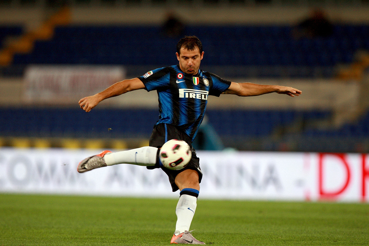 ROMA - 25 DE SETEMBRO: Dejan Stankovic do FC Internazionale Milano durante a partida da Serie A entre AS Roma e FC Internazionale Milano no Stadio Olimpico em 25 de setembro de 2010 em Roma, Itália. (Foto de Paolo Bruno/Getty Images)