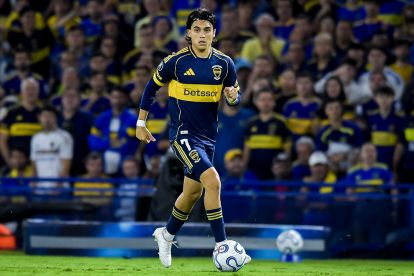 BUENOS AIRES, ARGENTINA - APRIL 14: Exequiel Zeballos of Boca Juniors runs with the ball during a Copa CONMEBOL Libertadores 2026 group D match between Boca Juniors and Barcelona SC at Estadio Alberto J. Armando on April 14, 2026 in Buenos Aires, Argentina. (Photo by Marcelo Endelli/Getty Images) (Napoli links)