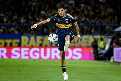 BUENOS AIRES, ARGENTINA - FEBRUARY 01: Exequiel Zeballos of Boca Juniors controls the ball during a Torneo Apertura Mercado Libre 2026 match between Boca Juniors and Newell's Old Boys at Estadio Alberto J. Armando on February 01, 2026 in Buenos Aires, Argentina. (Photo by Marcelo Endelli/Getty Images)