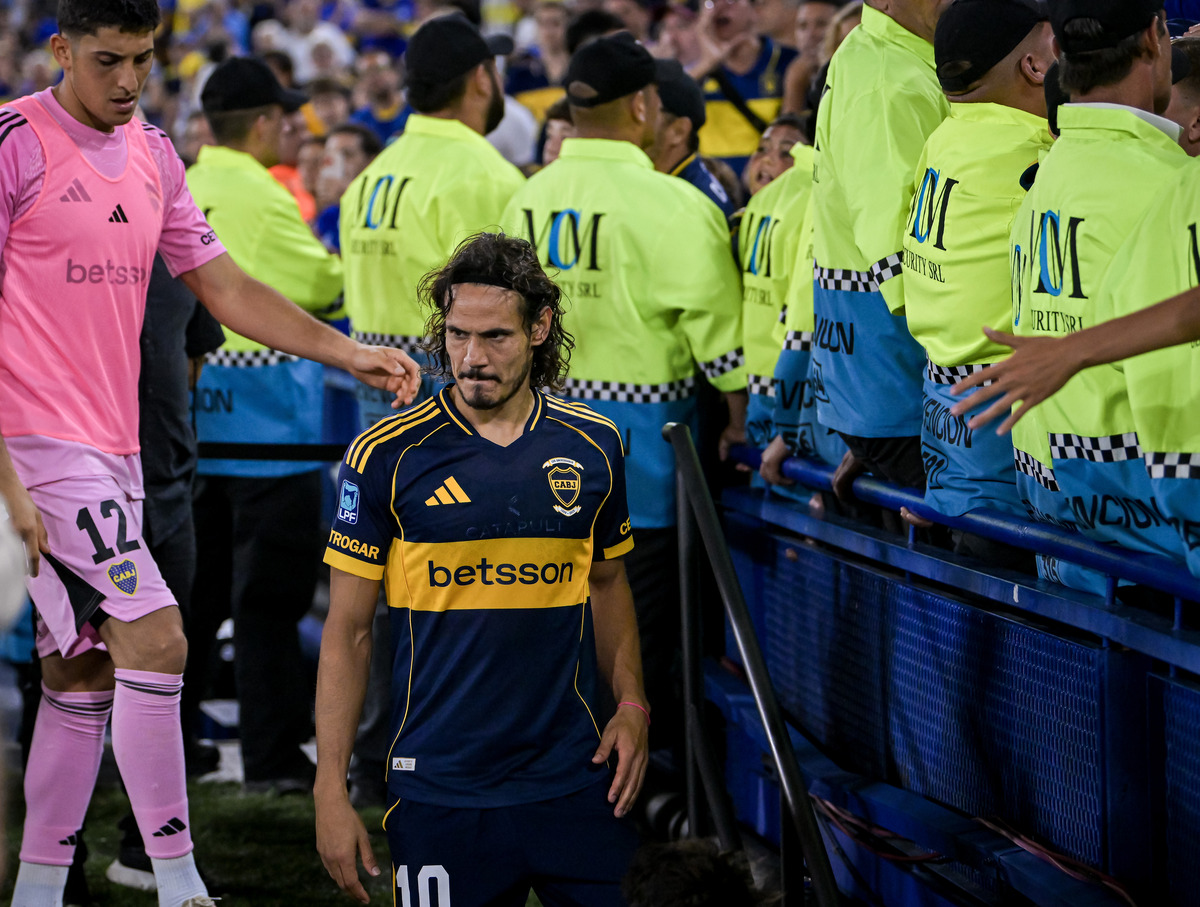 BUENOS AIRES, ARGENTINA - 20 DE FEVEREIRO: Edinson Cavani do Boca Juniors durante a Copa do Mundo FIFA de 2026 em Buenos Aires, no Estádio Alberto J. Armando, deixou o campo após uma partida do torneio Apertura 2026 entre Boca Juniors e Racing Club. (Foto de Marcelo Endelli/Getty Images)