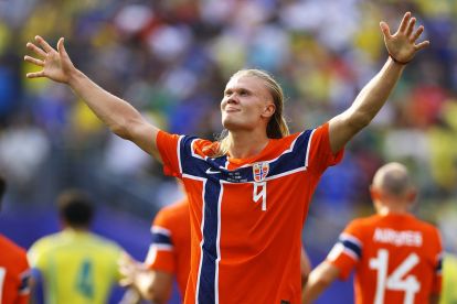 EAST RUTHERFORD, NEW JERSEY - JULY 05: Erling Haaland #9 of Norway gestures towards the fans after scoring his team's second goal against Brazil during the FIFA World Cup 2026 Round Of 16 match between Brazil and Norway at New York New Jersey Stadium on July 05, 2026 in East Rutherford, New Jersey. (Photo by Al Bello/Getty Images)