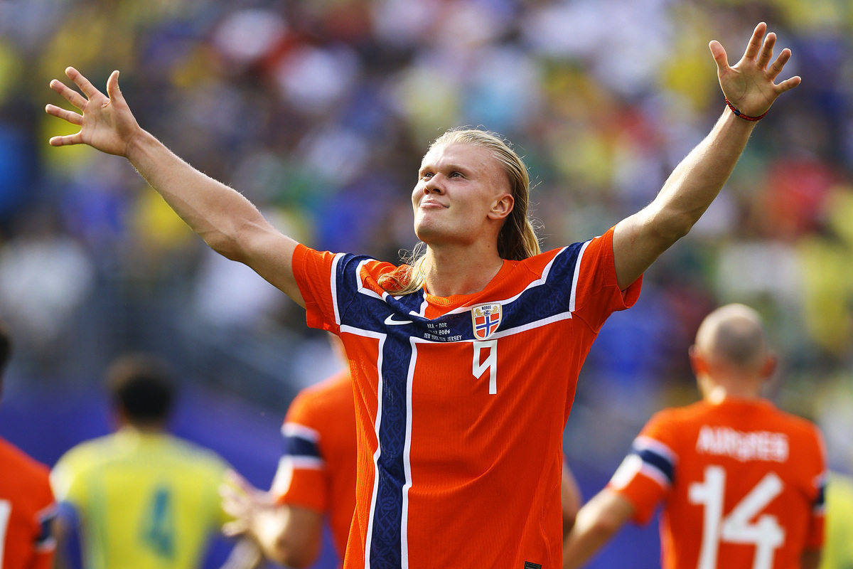 EAST RUTHERFORD, NOVA JERSEY - 05 DE JULHO: Erling Haaland nº 9 da Noruega aponta para os torcedores depois de marcar o segundo gol de seu time contra o Brasil durante a partida das oitavas de final da Copa do Mundo FIFA 2026 entre Brasil e Noruega no New York New Jersey Stadium, 206 East Rutherford, Nova York. (Foto de Al Bello/Getty Images)