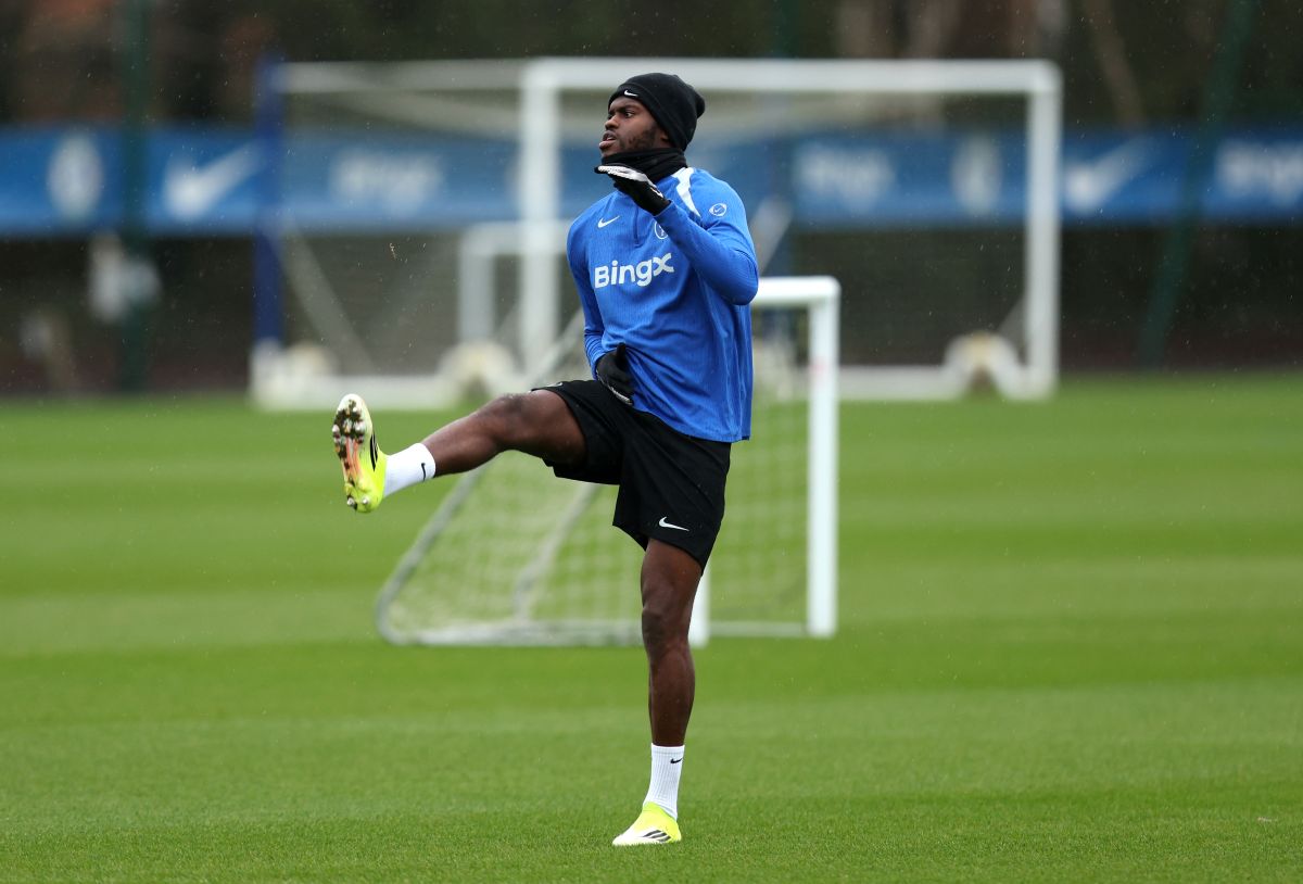 COBHAM, INGLATERRA - 27 DE JANEIRO: Benoit Badiashil do Chelsea se aquece durante uma sessão de treinamento no Chelsea Training Ground em 27 de janeiro de 2026 em Cobham, Inglaterra. (Foto de Jasper Wax/Getty Images)