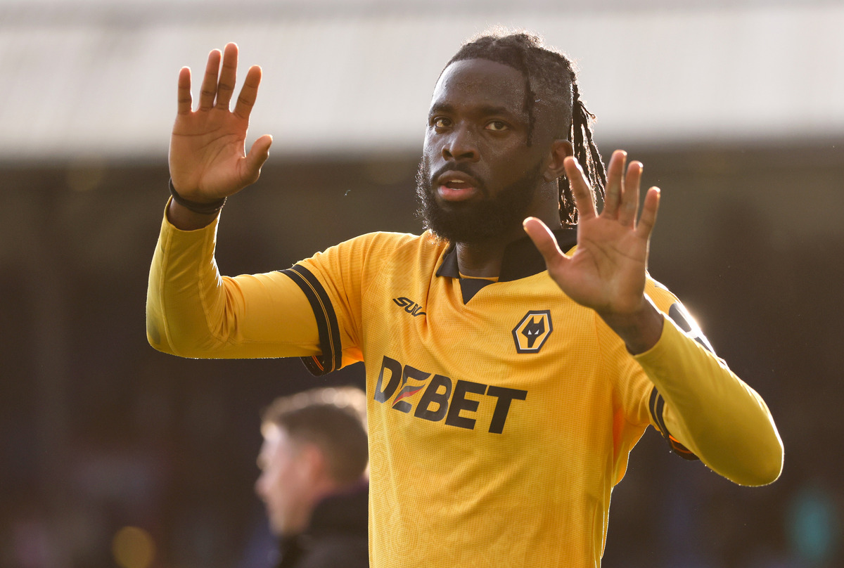 LONDRES, INGLATERRA - 22 DE FEVEREIRO: Tolu Arokodar do Wolverhampton Wanderers agradece aos fãs após a partida da Premier League entre Crystal Palace e Wolverhampton Wanderers no Selhurst Park em 22 de fevereiro de 2026 em Londres, Inglaterra. (Foto: Paul Harding/Getty Images)
