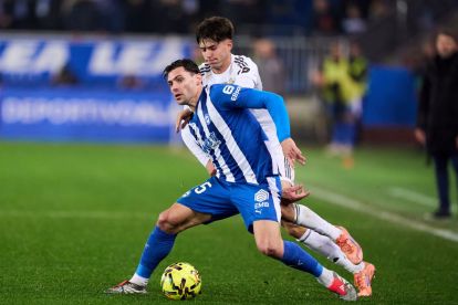 VITORIA-GASTEIZ, SPAIN - DECEMBER 14: Victor Valdepenas of Real Madrid duels for the ball with Lucas Boye of Deportivo Alaves during the LaLiga EA Sports match between Deportivo Alaves and Real Madrid CF at Estadio de Mendizorroza on December 14, 2025 in Vitoria-Gasteiz, Spain. (Photo by Juan Manuel Serrano Arce/Getty Images)