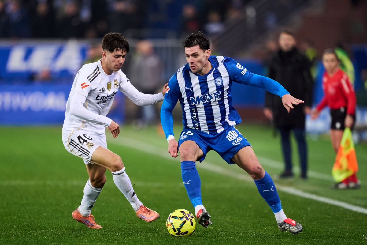 VITORIA-GASTEIZ, ESPAÇO - 14 DE DEZEMBRO: Victor Valdepenas do Real Madrid luta pela bola com Lucas Boe do Deportivo Alaves durante a partida esportiva da La Liga EA entre Deportivo Alaves e Real Madrid CF no Estadio de Mendizorroza em Vizetoria, Viiz205Gin, 14 de dezembro.