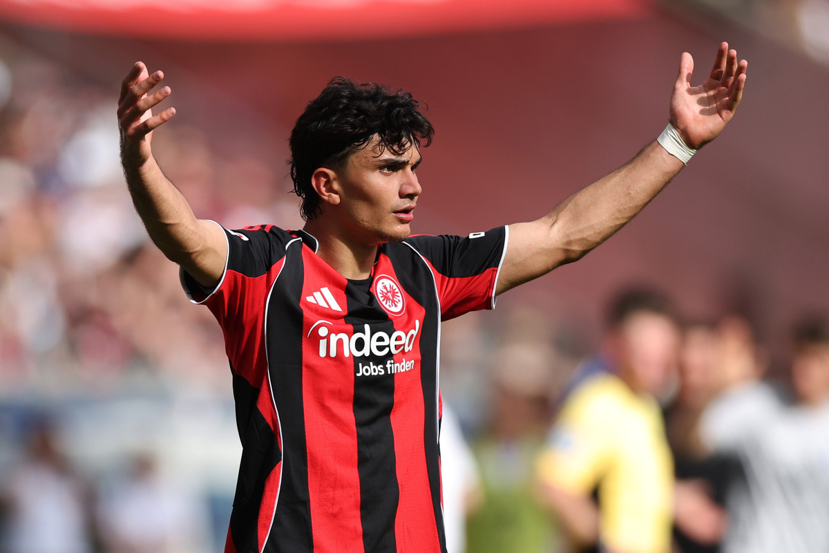 FRANKFURT AM MAIN, ALEMANHA - 03 DE MAIO: Uzun do Eintracht Frankfurt reage durante a partida da Bundesliga entre Eintracht Frankfurt e Hamburger SV no Deutsche Bank Park em 03 de maio de 2026 em Frankfurt am Main, Alemanha. (Foto de Alex Grimm/Getty Images)